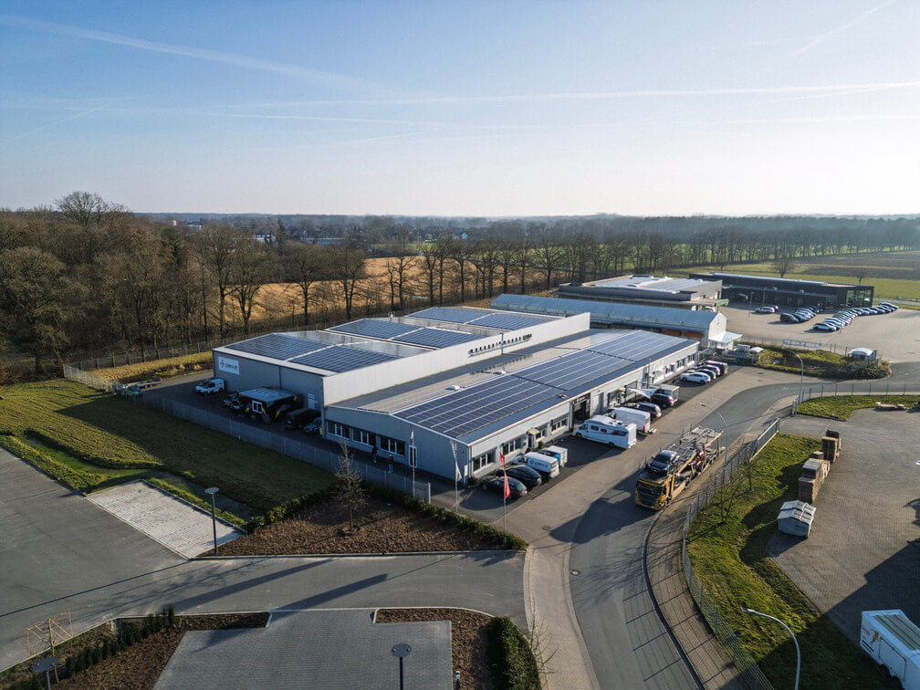 Luftaufnahme der Firmenhalle von Drive-Electro BW in Emsdetten mit Solardach
